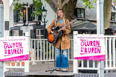 Eerdere edities van Gluren bij de Buren