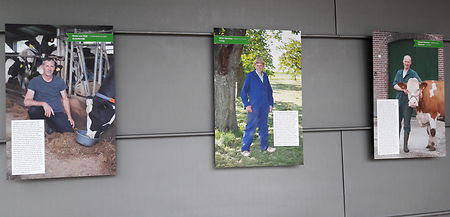 Expositie Loeren naar de Boeren in de foyer