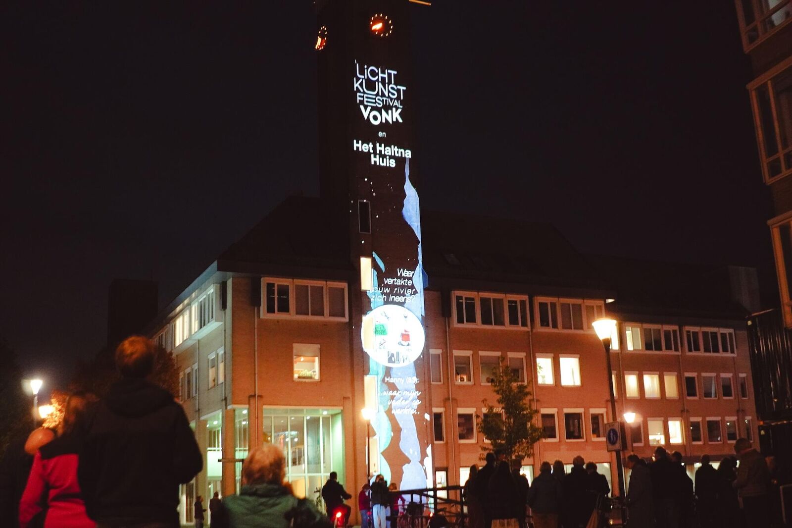Lichtkunstproject Levensstromen op gevel gemeentehuis Houten