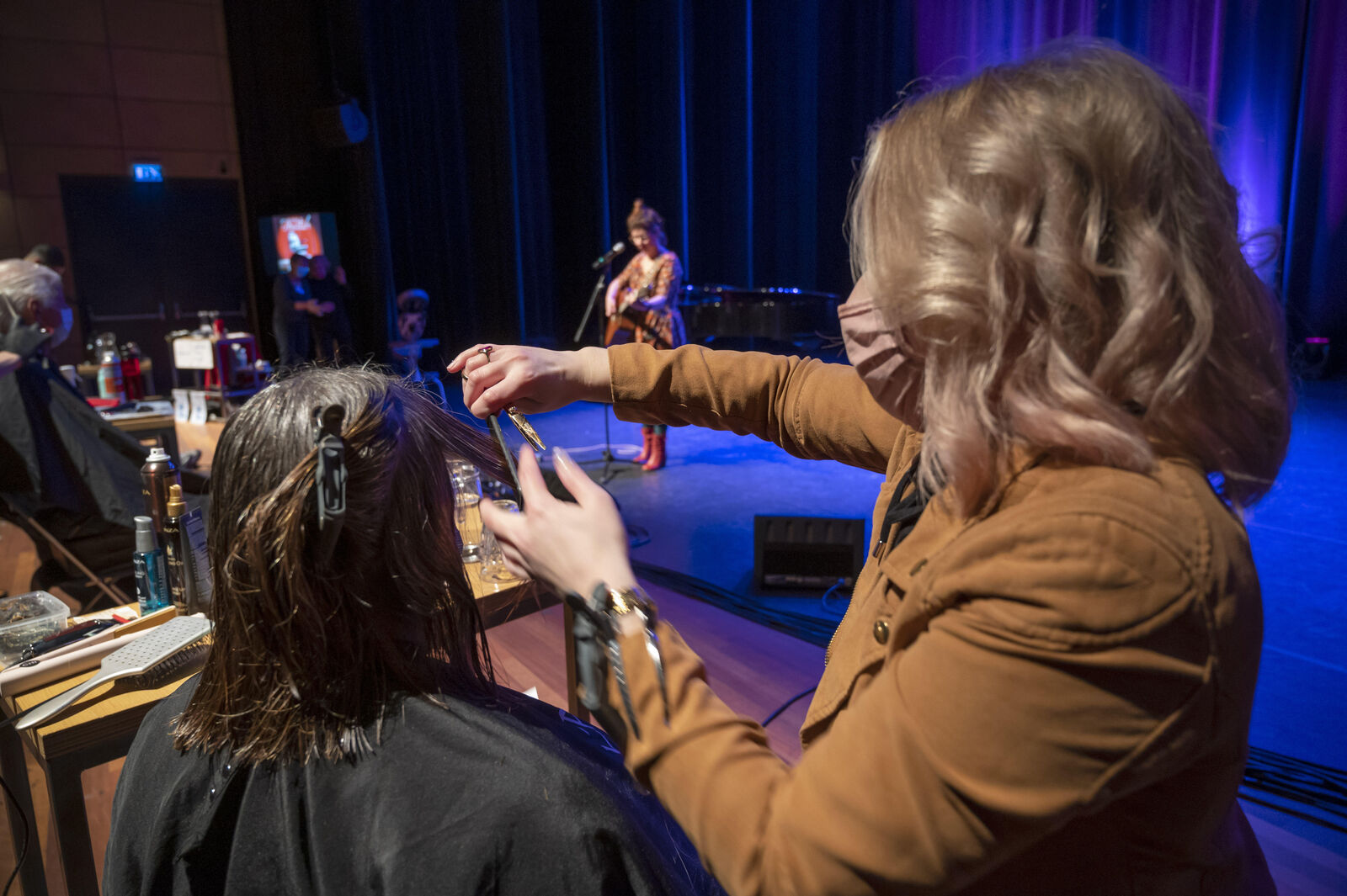 Ludieke protestactie Kapsalon Theater geslaagd